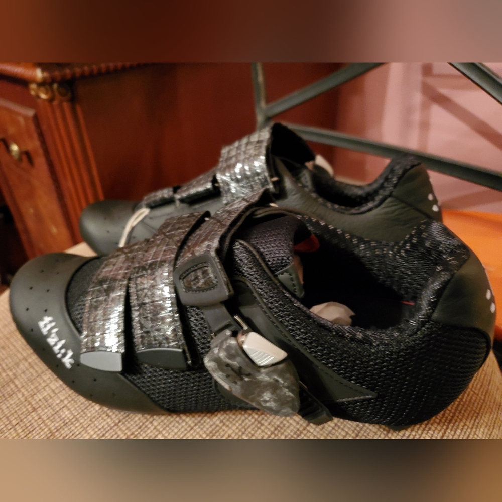 NIB sz 40 Fizik athletic shoes